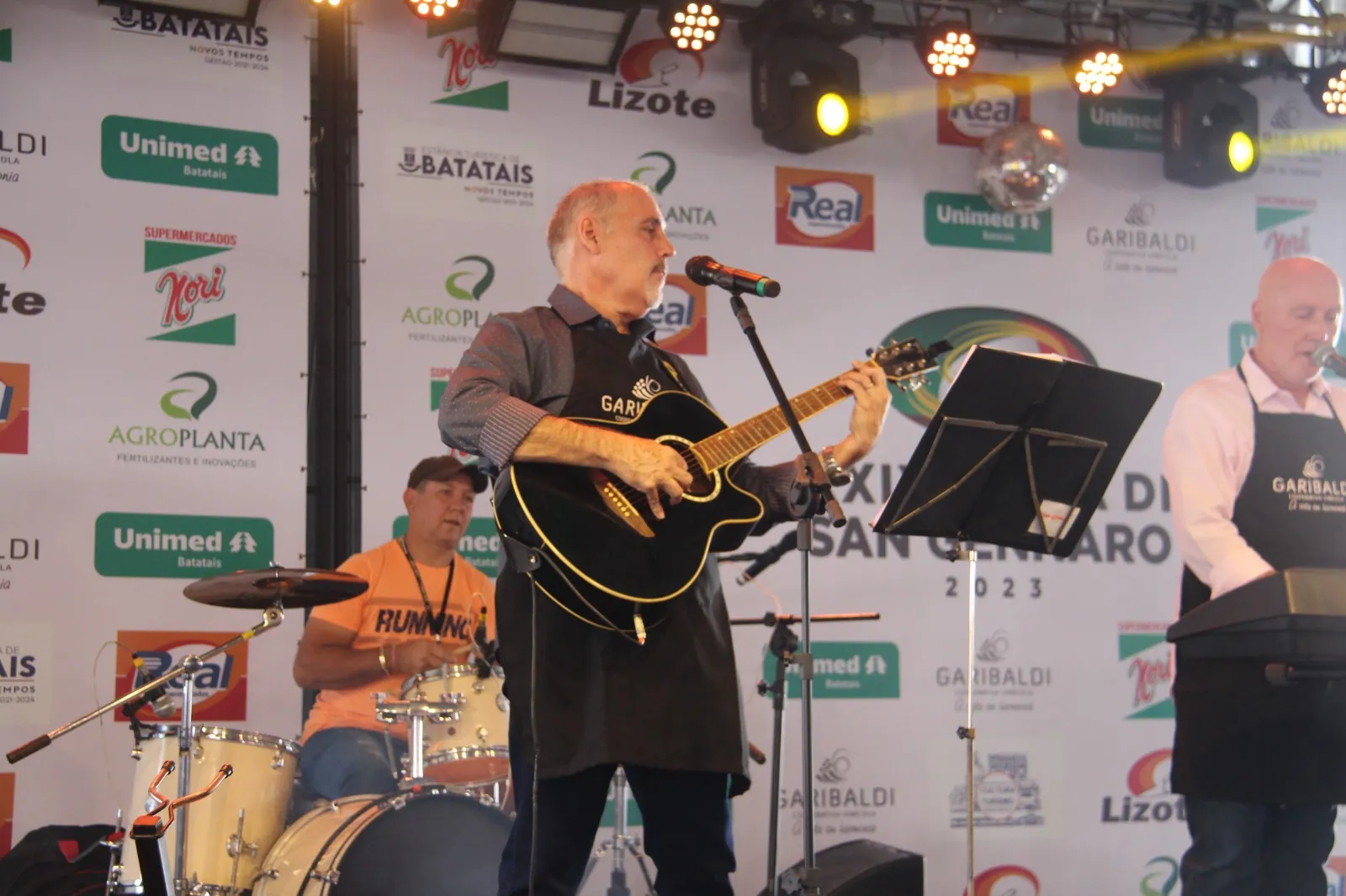 Show no palco da festa, em edição anterior, com telão de patrocinadores ao fundo