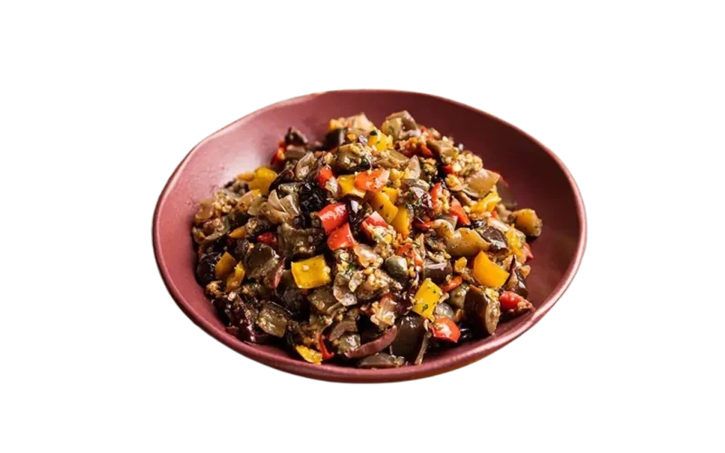 Caponata de berinjela e legumes, em prato de cerâmica vinho