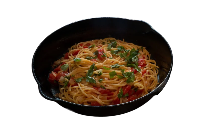Espaguete ao molho de tomate com manjericão, em frigideira de ferro