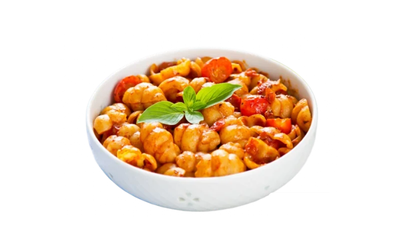 Nhoque ao molho de tomate com manjericão, em tigela branca