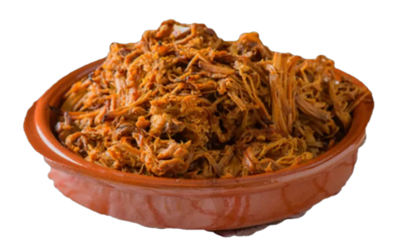 Pernil desfiado em travessa de cerâmica terracota