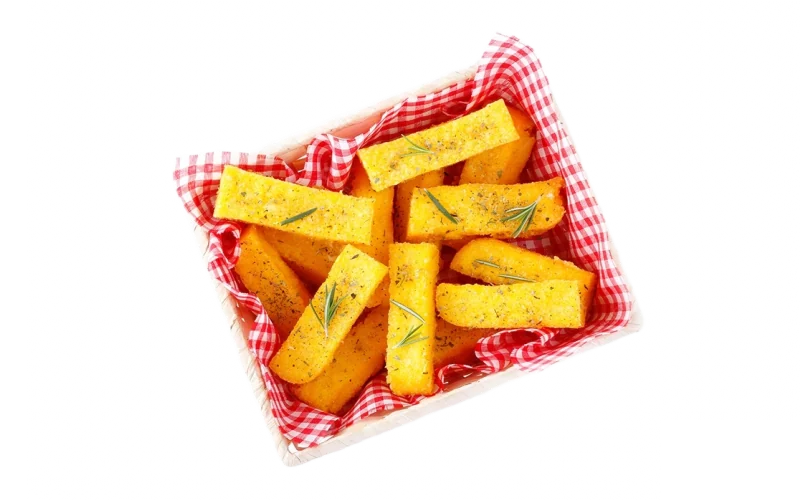 Palitos de polenta frita com alecrim, em cesta com toalha xadrez vermelha